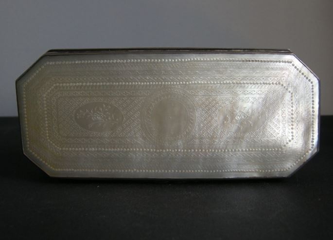 Box mother of pearl finely decorated - Mounted with silver for the export market - Canton | MasterArt